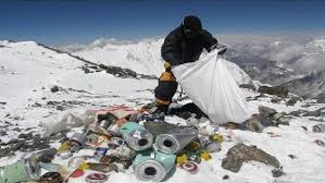 alpinista recogiendo basura en el Everest